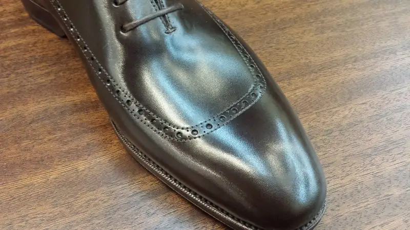 brogueing on the wholecut.... no real seams there...