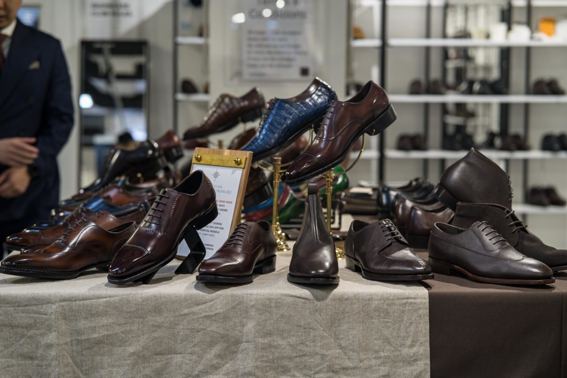 Beautiful shoes on often beautiful exhibition tables. Here CNES Shoemaker.