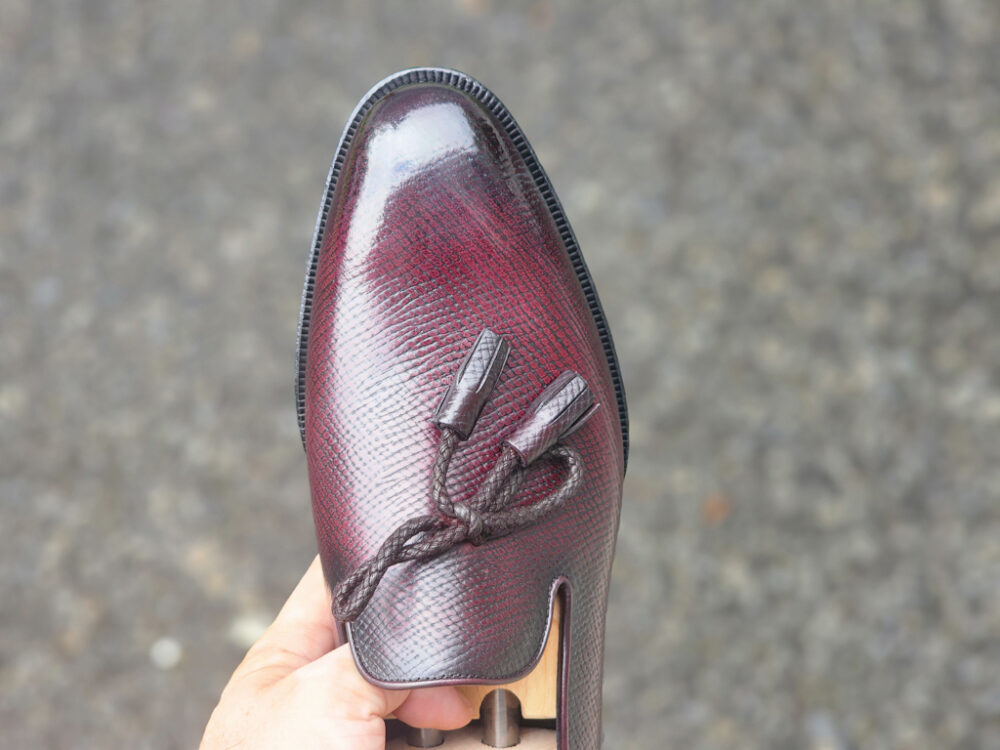 Round toe tassel loafers with string tassels